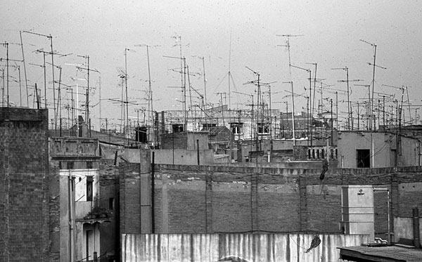 Dachlandschaft mit Antennen